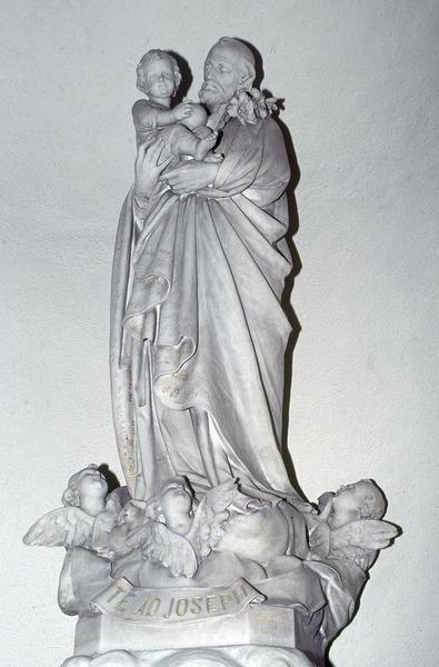 Vue d'ensemble de trois quarts gauche.