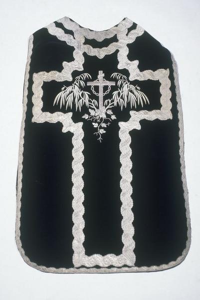 Bourse de corporal, chape, chasuble, 2 dalmatiques, étole, manipule (ornement noir)