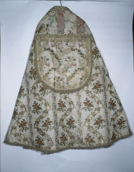 Bourse de corporal, voile de calice, chape, chasuble, 2 dalmatiques, 2 étoles, 3 manipules (ornement blanc)