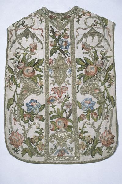 Bourse de corporal, voile de calice, chasuble, étole, manipule (ornement blanc)