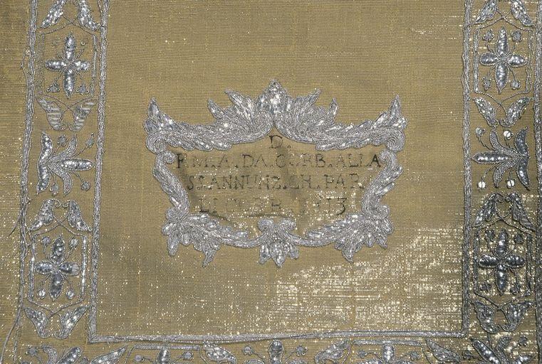 Vue d'ensemble des inscriptions portées au dos de la chasuble.