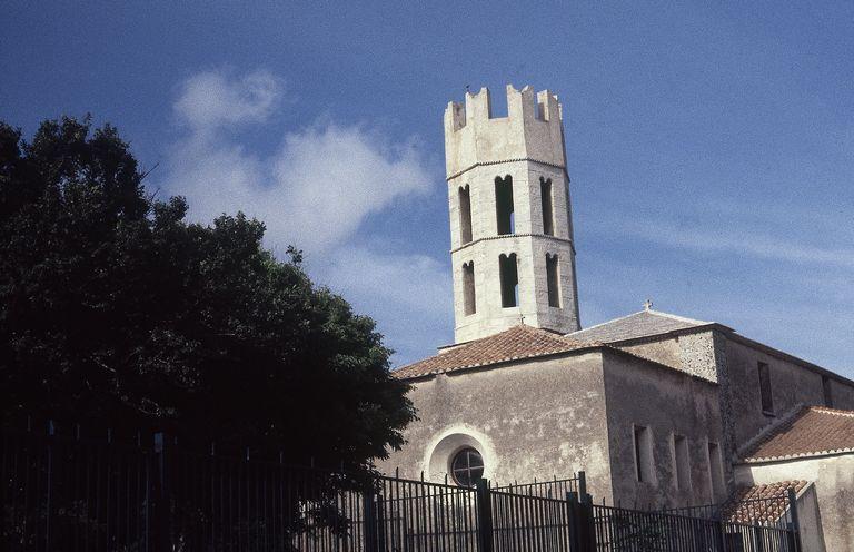 Vue d'ensemble de l'église et du clocher.