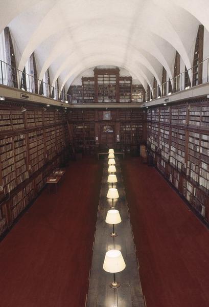 Vue d'ensemble de la salle de lecture de la bibliothèque municipale prise de la porte d'entrée. - © Inventaire général, ADAGP