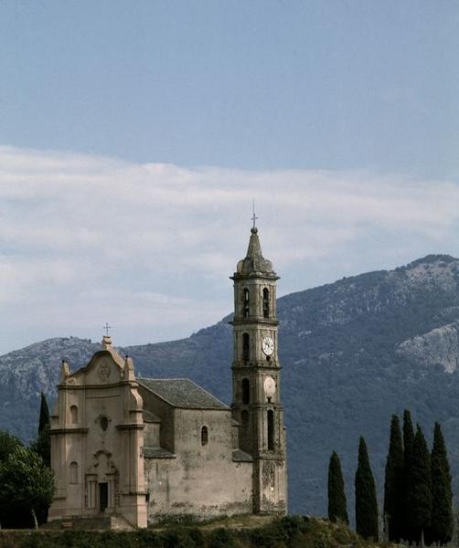 Vue d'ensemble de trois quarts.