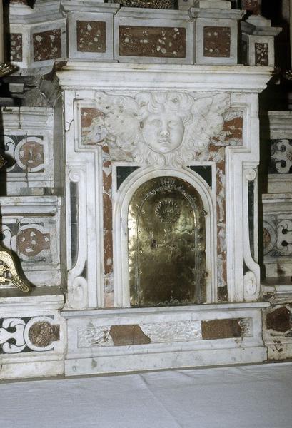 Vue d'ensemble de la porte du tabernacle.