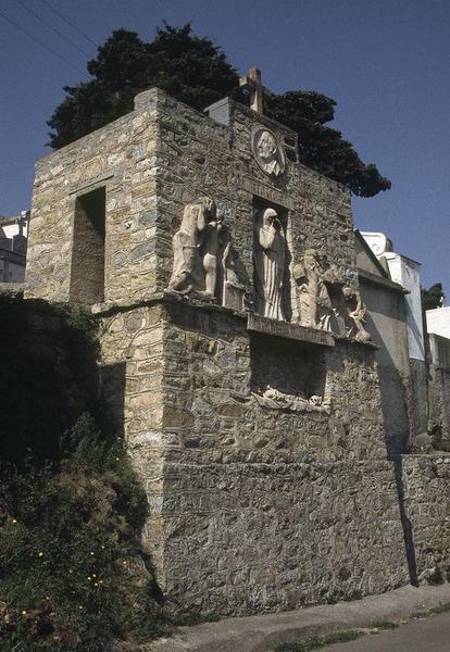 Vue d'ensemble de trois quarts gauche.