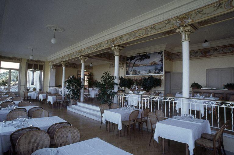 Salle de restaurant. Vue d'ensemble (1).