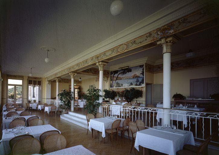 Salle de restaurant. Vue d'ensemble (1).