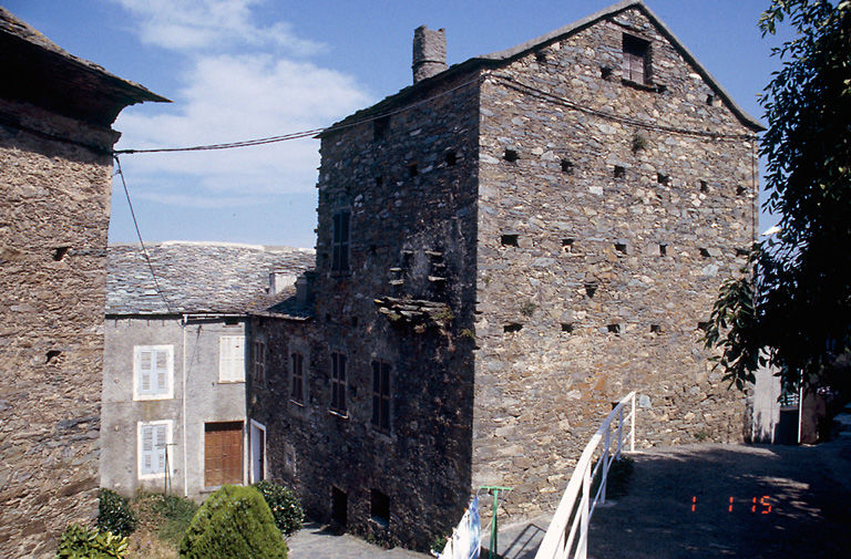 Vue d'ensemble de trois quarts.