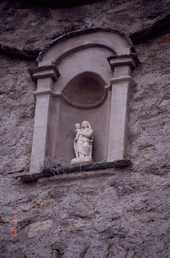 Niche ménagée sur l'élévation antérieure, au-dessus de la porte principale.