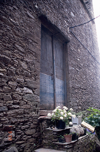 Porte latérale sud.