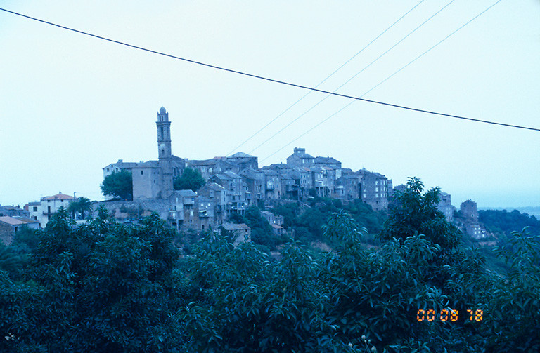 Vue d'ensemble du village.