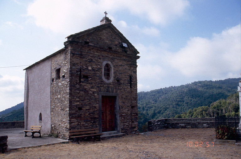 Vue d'ensemble de trois quarts.