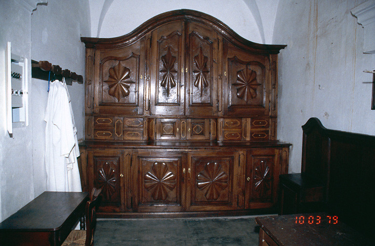 Meuble de sacristie (chasublier-commode)