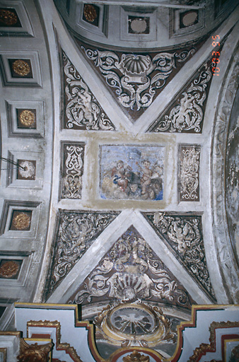 Décor peint ornant la voûte couvrant la chapelle de la confrérie du Rosaire.