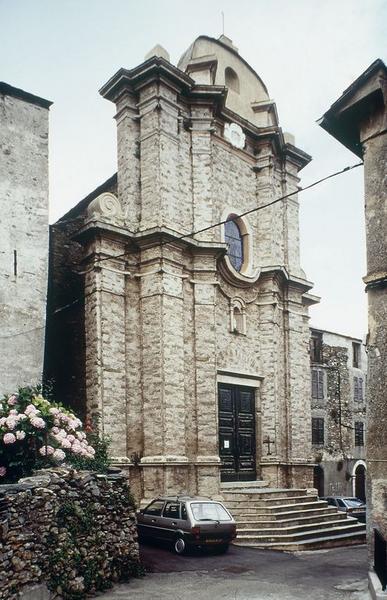 Vue d'ensemble de trois quarts.