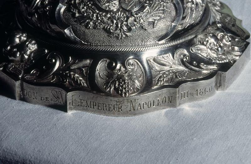 Inscription concernant le donateur l'Empereur Napoléon III, gravée sur le pied du calice et date portée 1860.