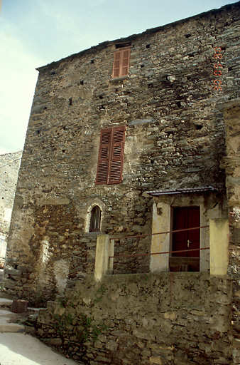 Vue d'ensemble de trois quarts.