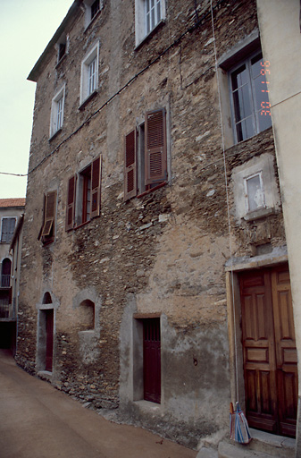 Vue d'ensemble de trois quarts.
