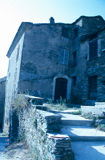 Vue d'ensemble de trois quarts.