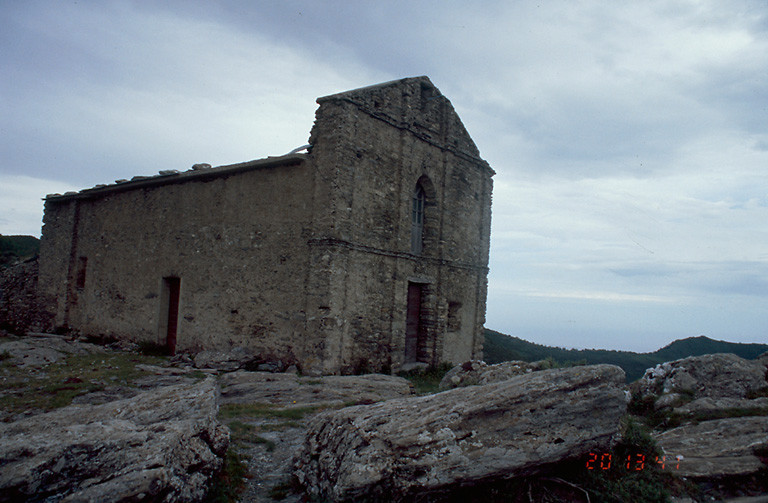 Vue d'ensemble de trois quarts gauche.