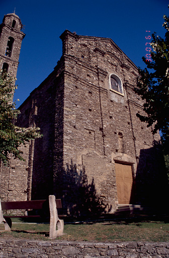 Vue d'ensemble de trois quarts.