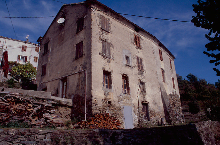 Vue d'ensemble de trois quarts rue basse.
