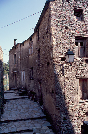 Vue d'ensemble de trois quarts.