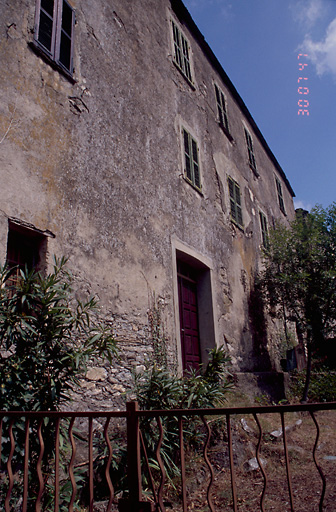 Vue d'ensemble de trois quarts.