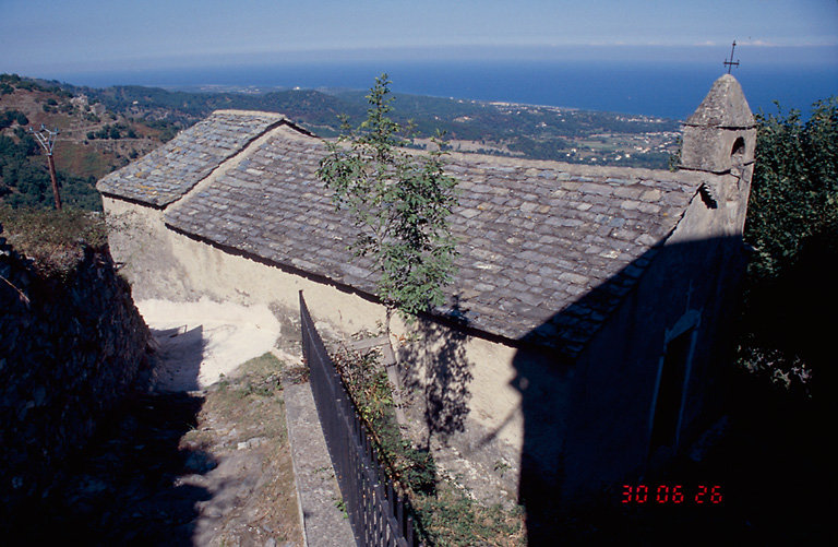 Vue d'ensemble de trois quarts gauche.