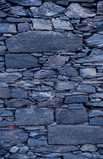 Pierres gravées (dates 1616 et 1896 avec initiales R. F.).