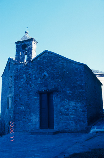 Vue d'ensemble de trois quarts.