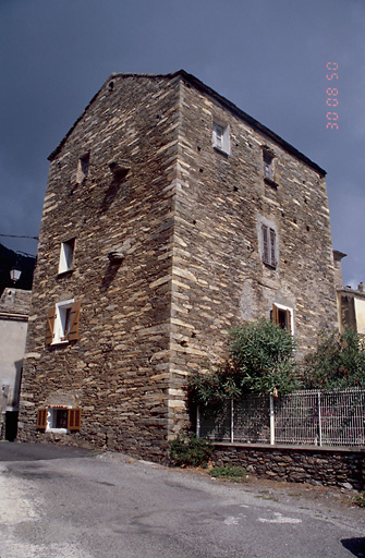 Vue d'ensemble de trois quarts.