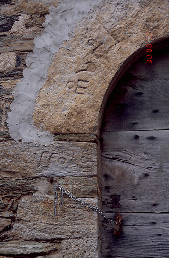 Inscription et dates portées.