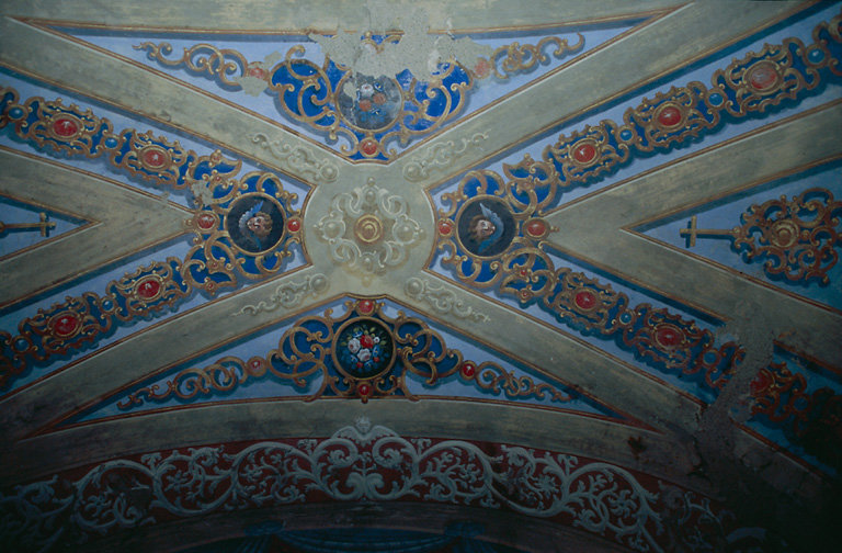 Décor peint ornant la voûte couvrant le choeur.