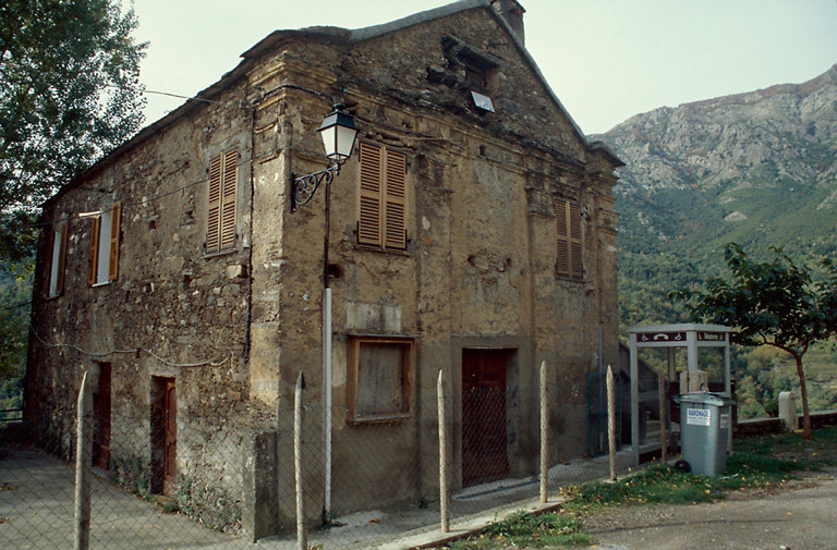 Vue d'ensemble de trois quarts.