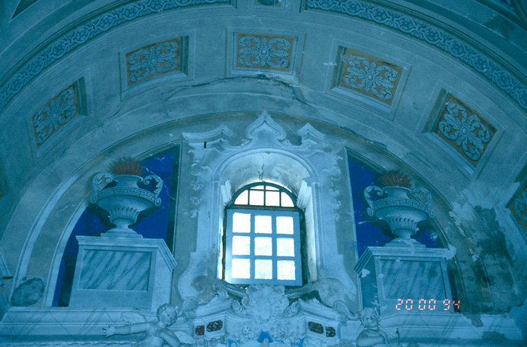 Partie supérieure de la chapelle latérale dédiée à la Vierge des Sept Douleurs.