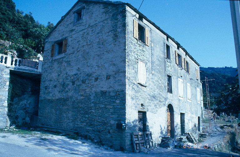 Vue d'ensemble de trois quarts.