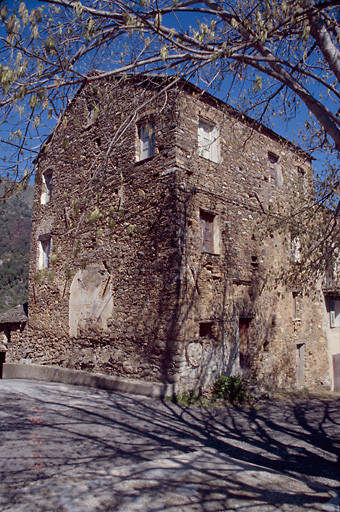 Vue d'ensemble de trois quarts.