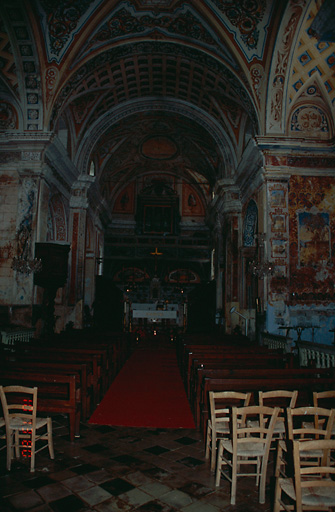 Eglise : nef et choeur.