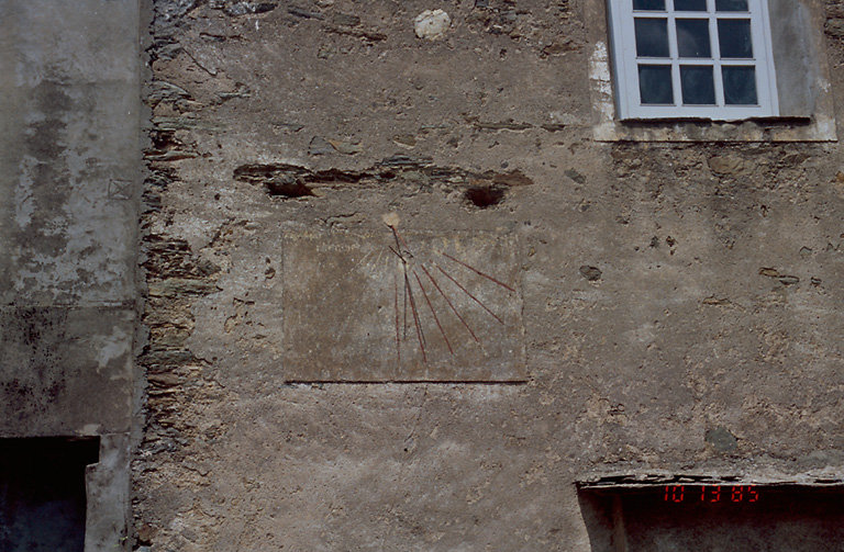 Eglise : cadran solaire.