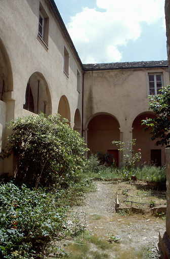 Vue d'ensemble du cloître.