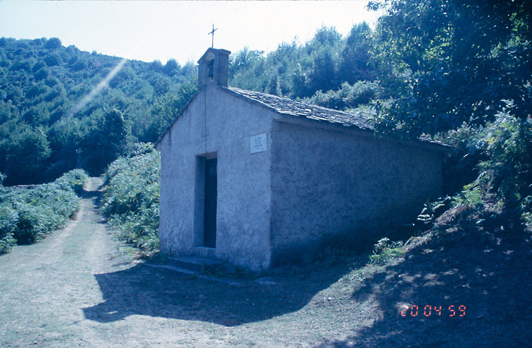 Vue d'ensemble de trois quarts.