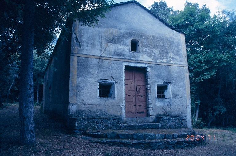 Vue d'ensemble de trois quarts.