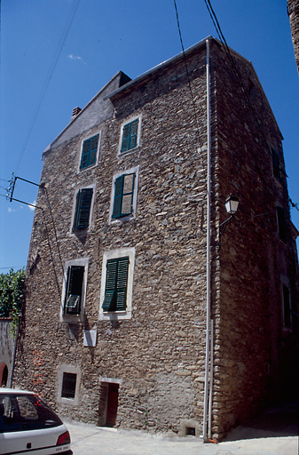 Vue d'ensemble de trois quarts.