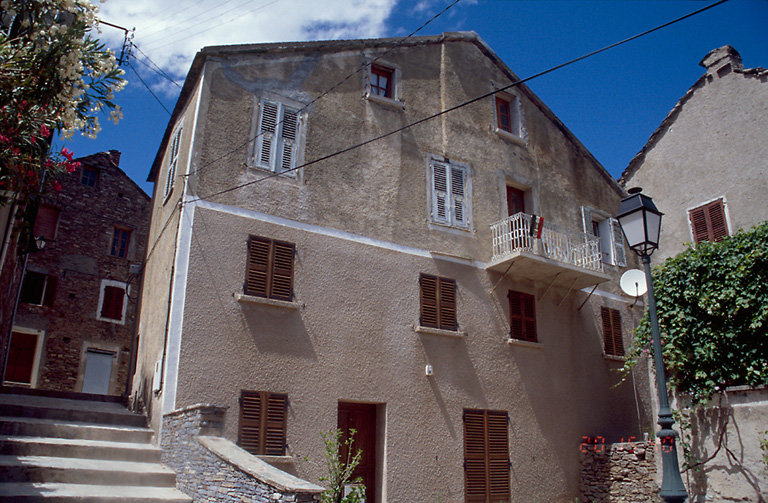 Vue d'ensemble de trois quarts.