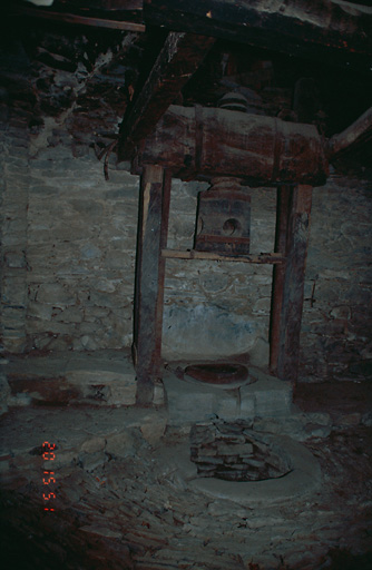Moulin à huile à manège : presse à vis.