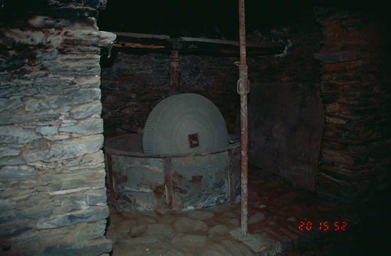Moulin à huile à manège : broyeur.