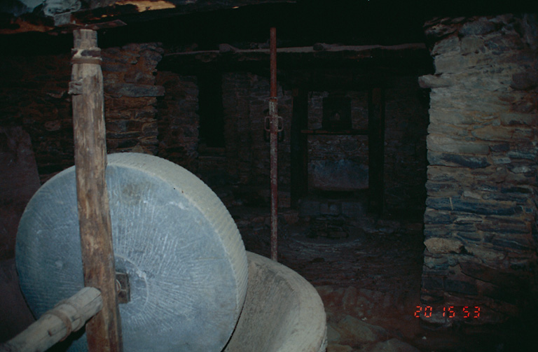Moulin à huile à manège : broyeur avec meule sur champ.