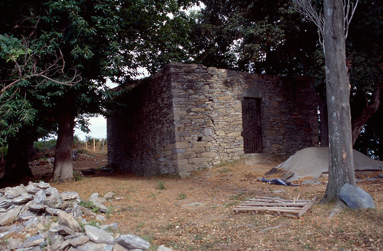 Vue d'ensemble de trois quarts gauche.